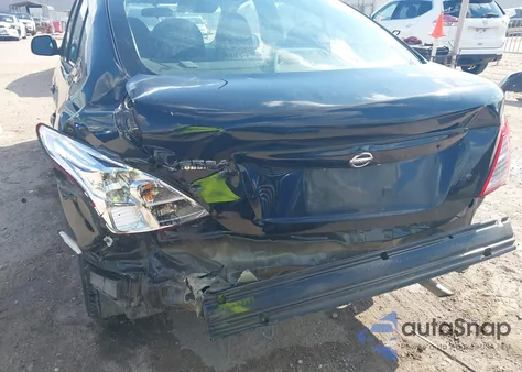 2015 Nissan Versa 1.6 S z USA, uszkodzony, nr VIN 3N1CN7AP4FL830501